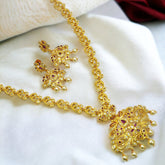 आकर्षक एडी रूबी स्टोन वाला लंबा ब्राइडल नेकलेस झुमका के साथ