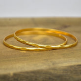 सुंदर सोने की परत चढ़ी पतली रोज़ाना पहनने वाली चूड़ियाँ