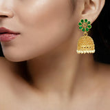 मोती के झुमकों के साथ प्राचीन मैट फ्लोरल स्टोन झुमका