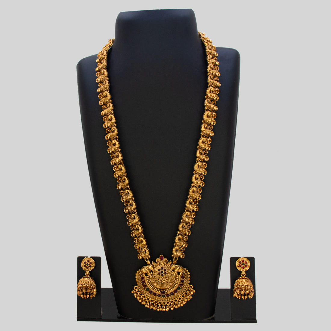 Antique Peacock Kemp Stone Long Chain Set displayed with intricate detailing and vibrant Kemp stones on a black stand.