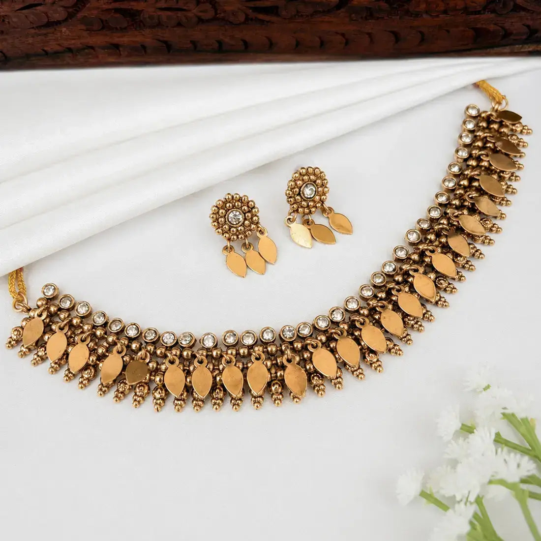 Antique Kemp Stone Elakkathali Necklace Set-White
