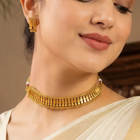 Woman wearing an Antique Single Line Elakkathali Necklace Set with traditional design, showing elegance and beauty.