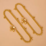 झनझनाते सोने की परत चढ़े घुंघरू के आकर्षण वाले मनके वाले पायल