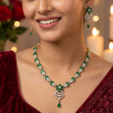 मनमोहक गोल्ड-प्लेटेड एमराल्ड अमेरिकन डायमंड नेकलेस सेट