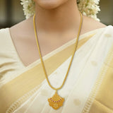 रूबी सीज़ेड मैट पेंडेंट के साथ गोल्ड प्लेटेड डिज़ाइनर चेन