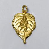 सोने की परत चढ़ी छोटी ओम उत्कीर्ण शंख की आकृति का पेंडेंट