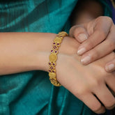 ട്രെൻഡി ഗോൾഡ് പ്ലേറ്റഡ് ഡിസൈനർ സ്റ്റോൺ വള