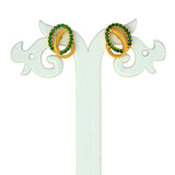 सुरुचिपूर्ण सोने की परत चढ़ी पन्ना पत्थर की घुमावदार स्टड बालियां