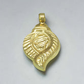 सोने की परत चढ़ी छोटी ओम उत्कीर्ण शंख की आकृति का पेंडेंट