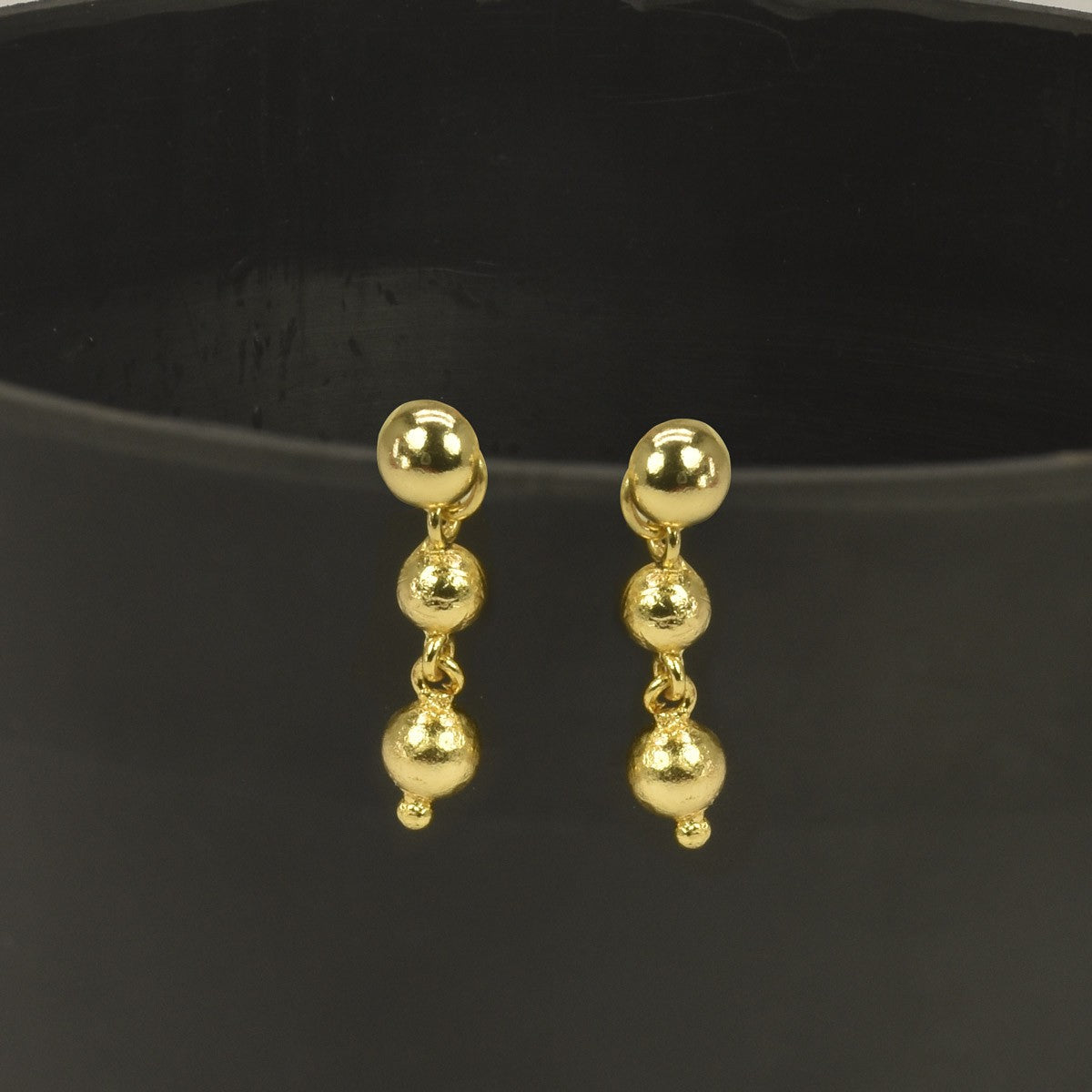 बेहद खूबसूरत गोल्डन स्टेप बॉल्स हैंगिंग इयर ड्रॉप्स