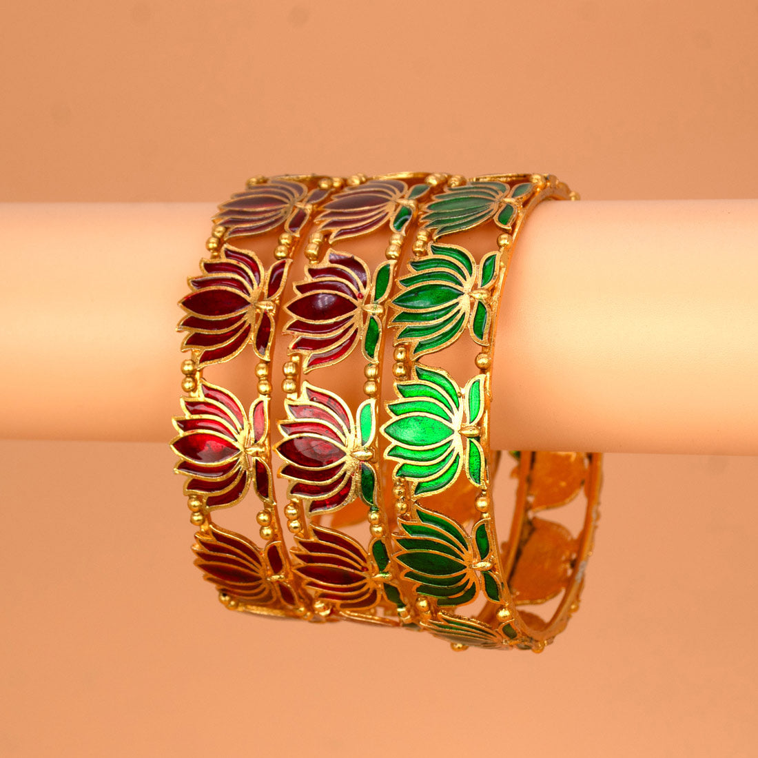 മാറ്റ് ഗോൾഡ് പ്ലേറ്റഡ് ലോട്ടസ് ഇനാമൽ വള 