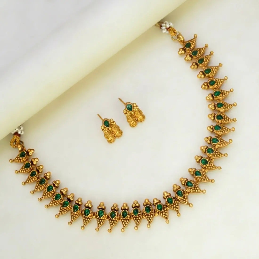Antique Mango Design Kemp Stone Necklace Set - Green