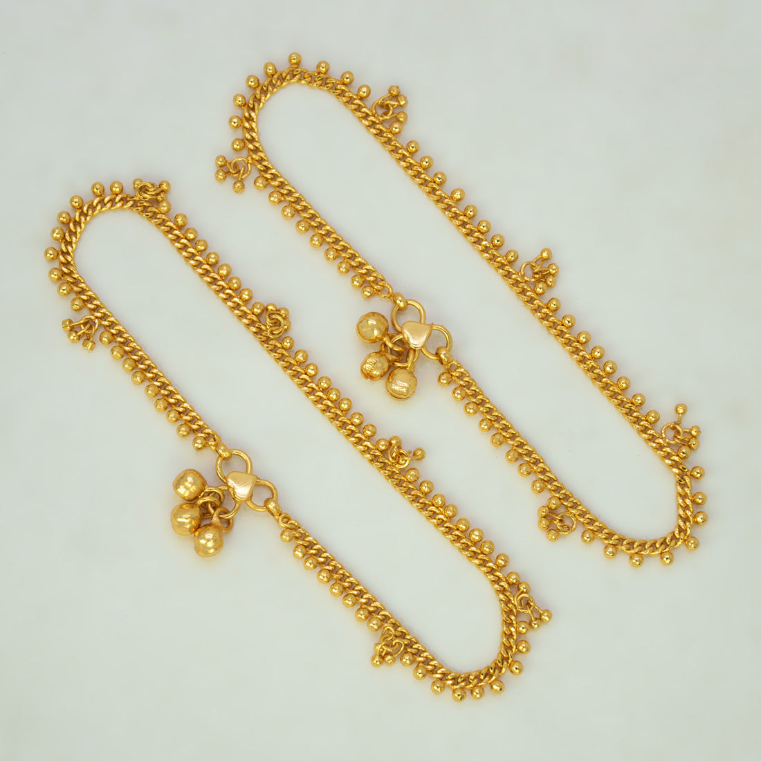 झनझनाते सोने की परत चढ़े घुंघरू के आकर्षण वाले मनके वाले पायल