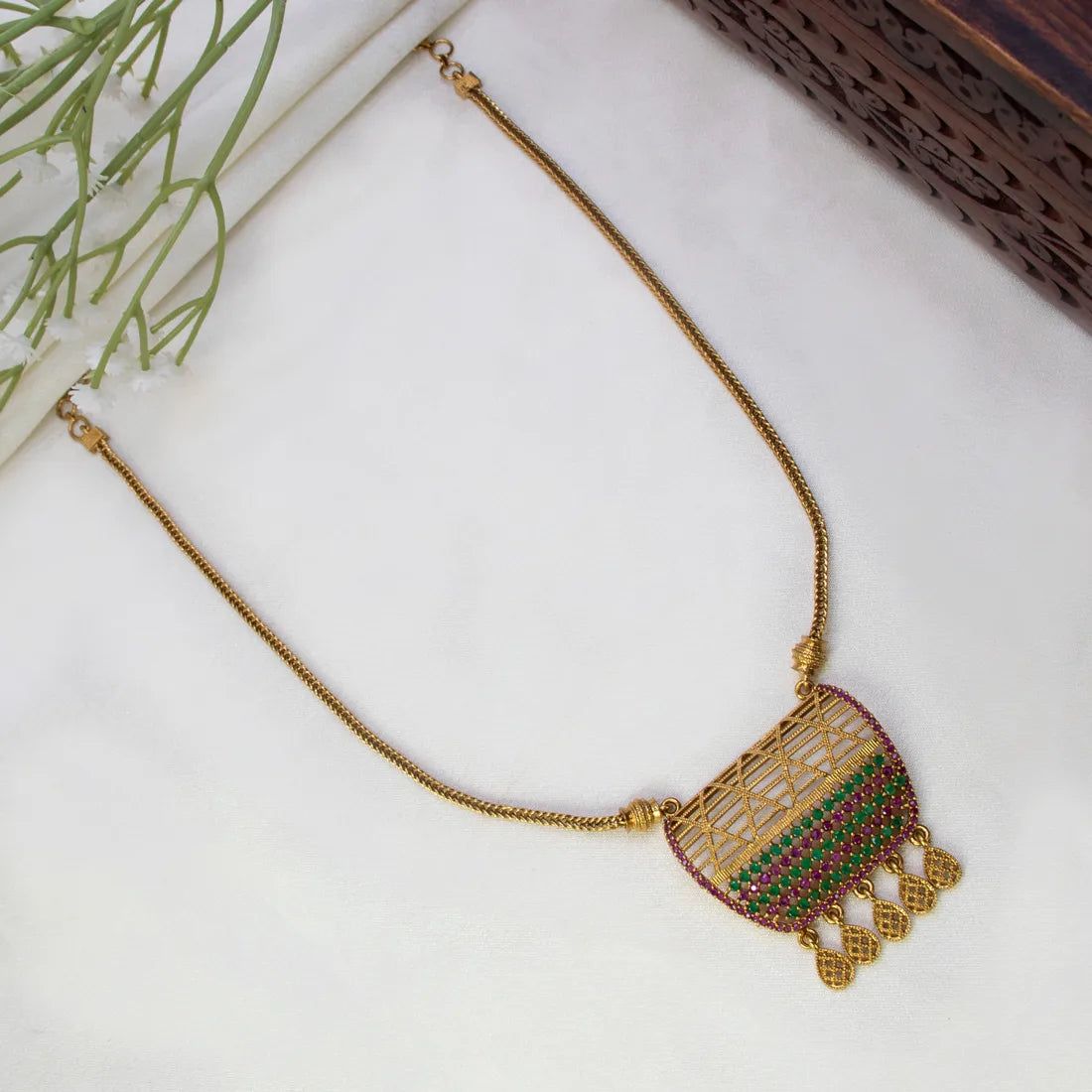 Victorian Style Antique Stone Mesh Pendant Necklace