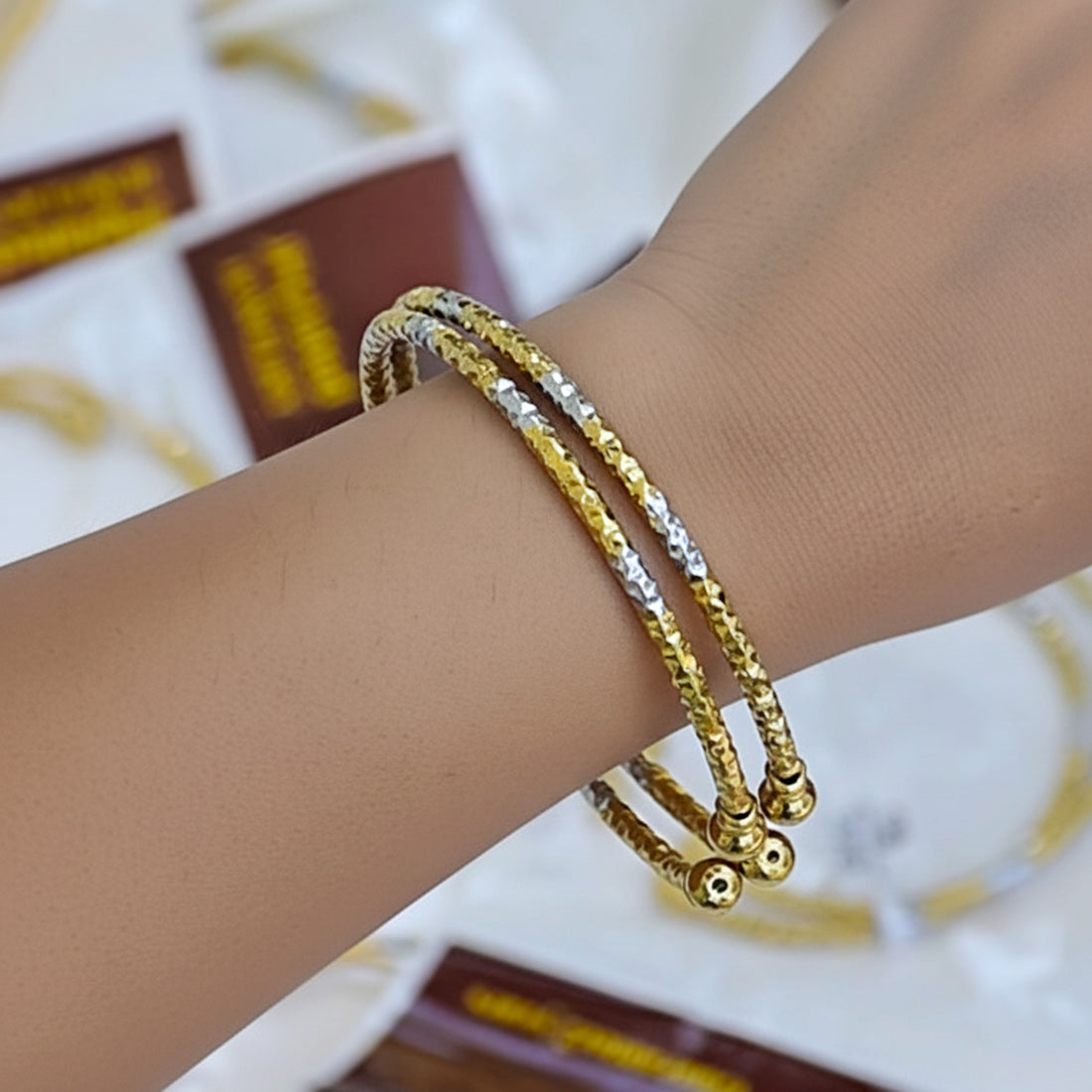 Dual-Tone-Textured-Openable-BangleSet