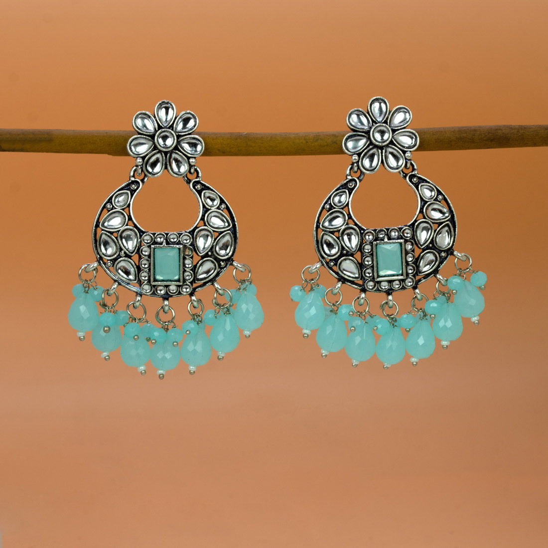 ഓക്സിഡൈസ്ഡ് സിൽവർ ഫ്ലോറൽ ചാന്ദ്ബാലി ക്രിസ്റ്റൽ കമ്മലുകൾ 