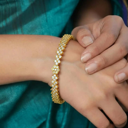 सुरुचिपूर्ण सोने की परत चढ़ी पुष्प अर्द्ध कीमती पत्थर की चूड़ी 