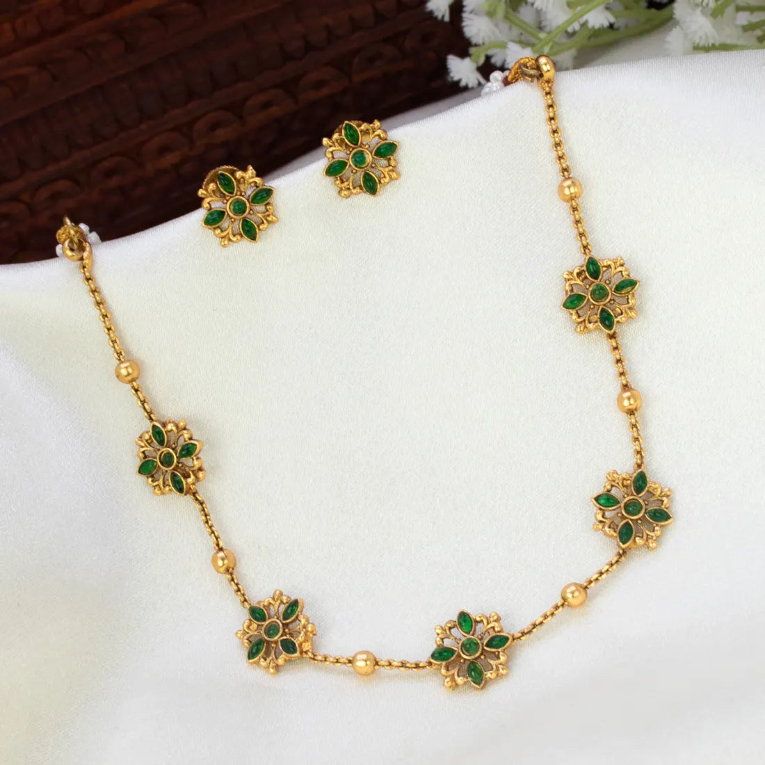Floral Kemp Stone Antique Gold Choker Necklace Set - Green