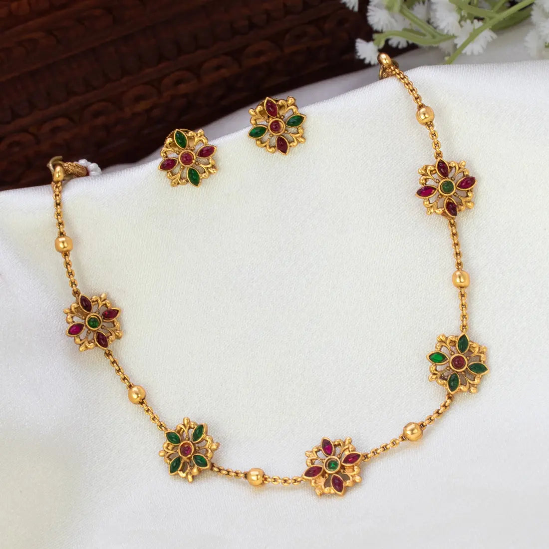 Floral Kemp Stone Antique Gold Choker Necklace Set - Multi