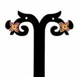 അതിശയിപ്പിക്കുന്ന സ്വർണ്ണം പൂശിയ റൂബി പുഷ്പ സ്റ്റഡ് കമ്മലുകൾ 