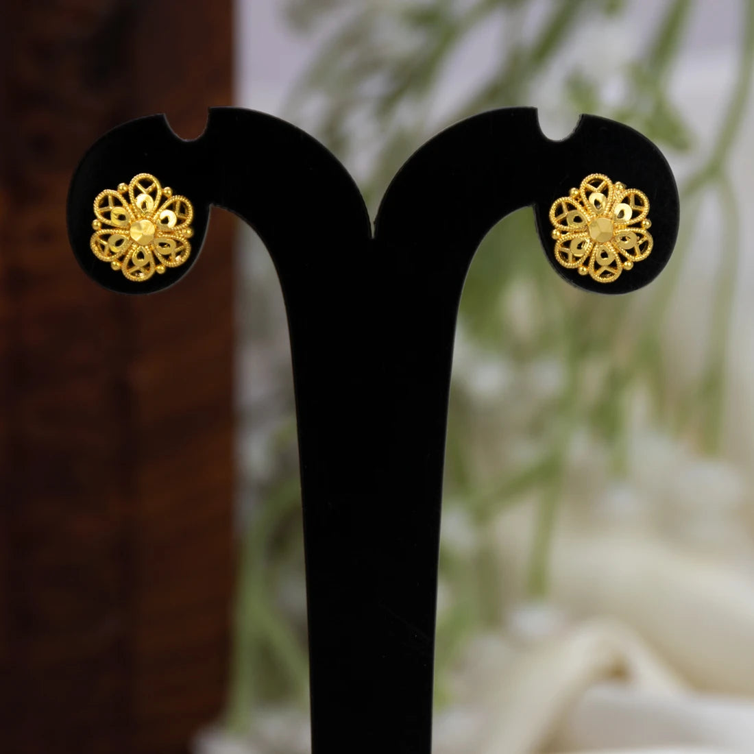 Gold-Plated Filigree Flower Stud Earrings demo