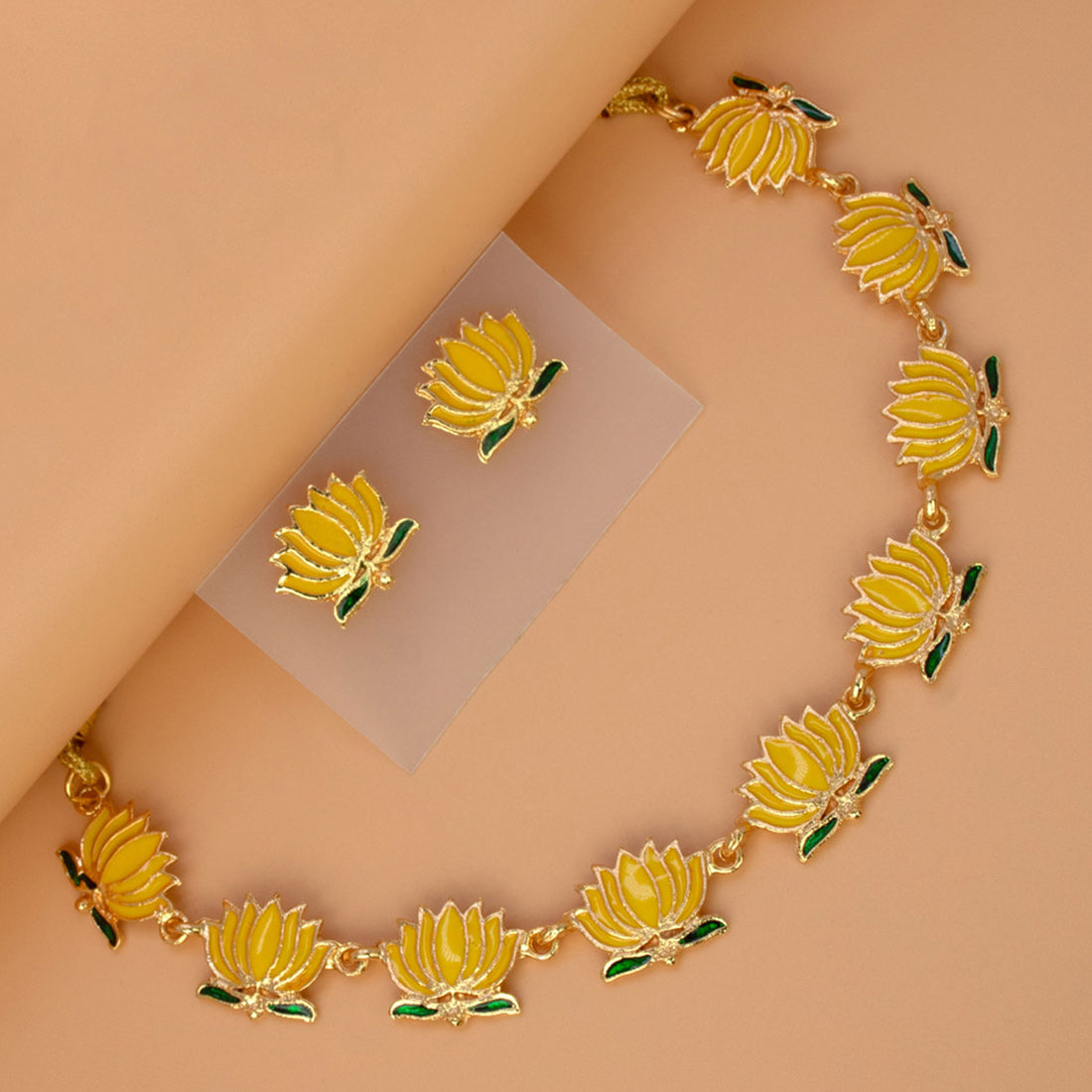 ट्रेंडी मैट गोल्ड-प्लेटेड लोटस नेकलेस सेट 