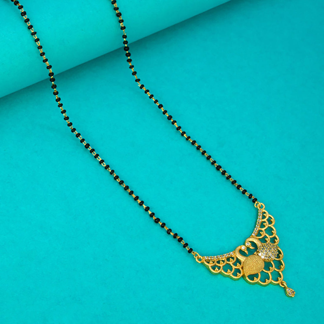 എലഗന്റ് ഗോൾഡ് പ്ലേറ്റഡ് സിസെഡ് ട്വിൻ പീക്കോക്ക് പെൻഡന്റ് മംഗലസൂത്ര 