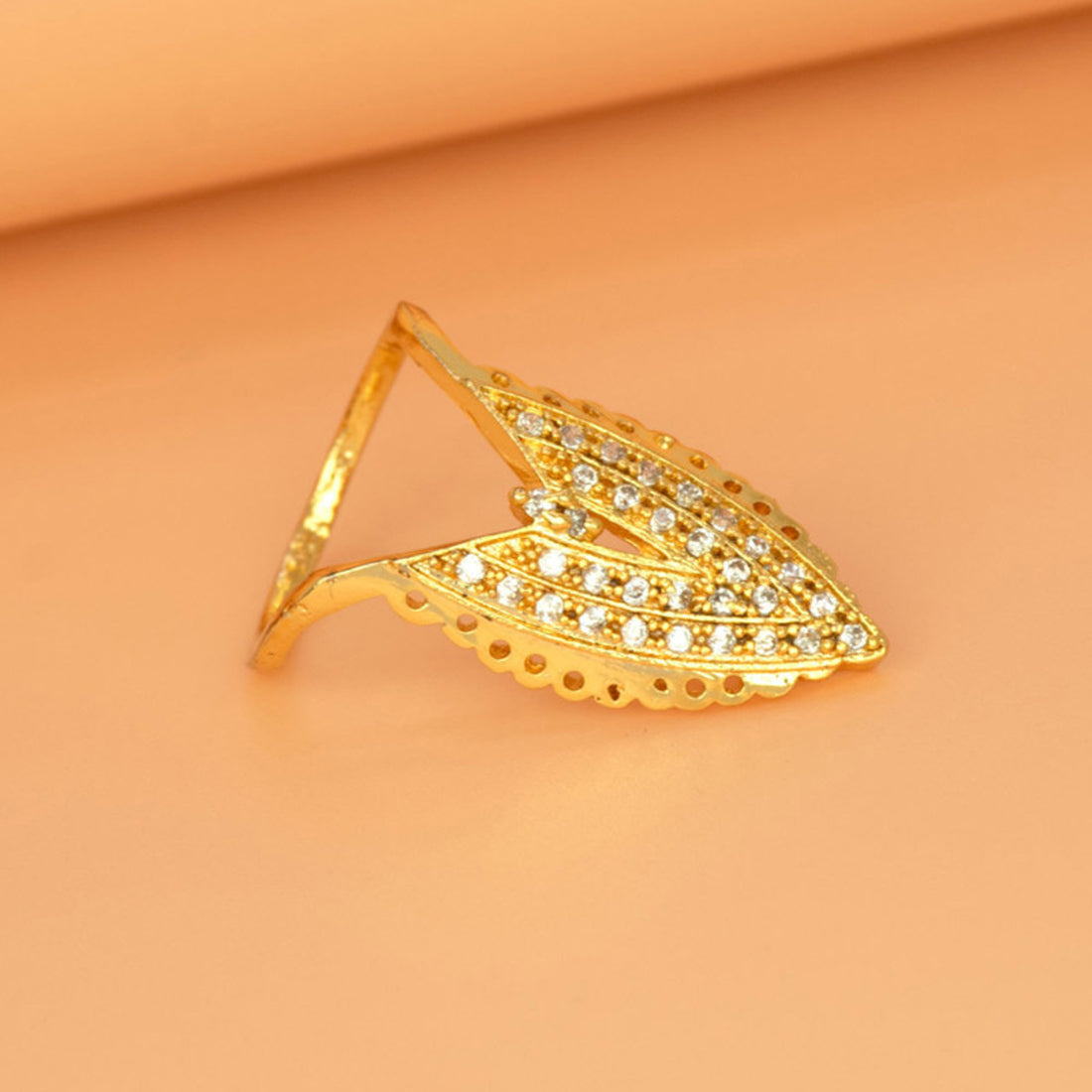 सुरुचिपूर्ण सोने की परत चढ़ी अर्ध-कीमती पत्थर की वंकी अंगूठी 