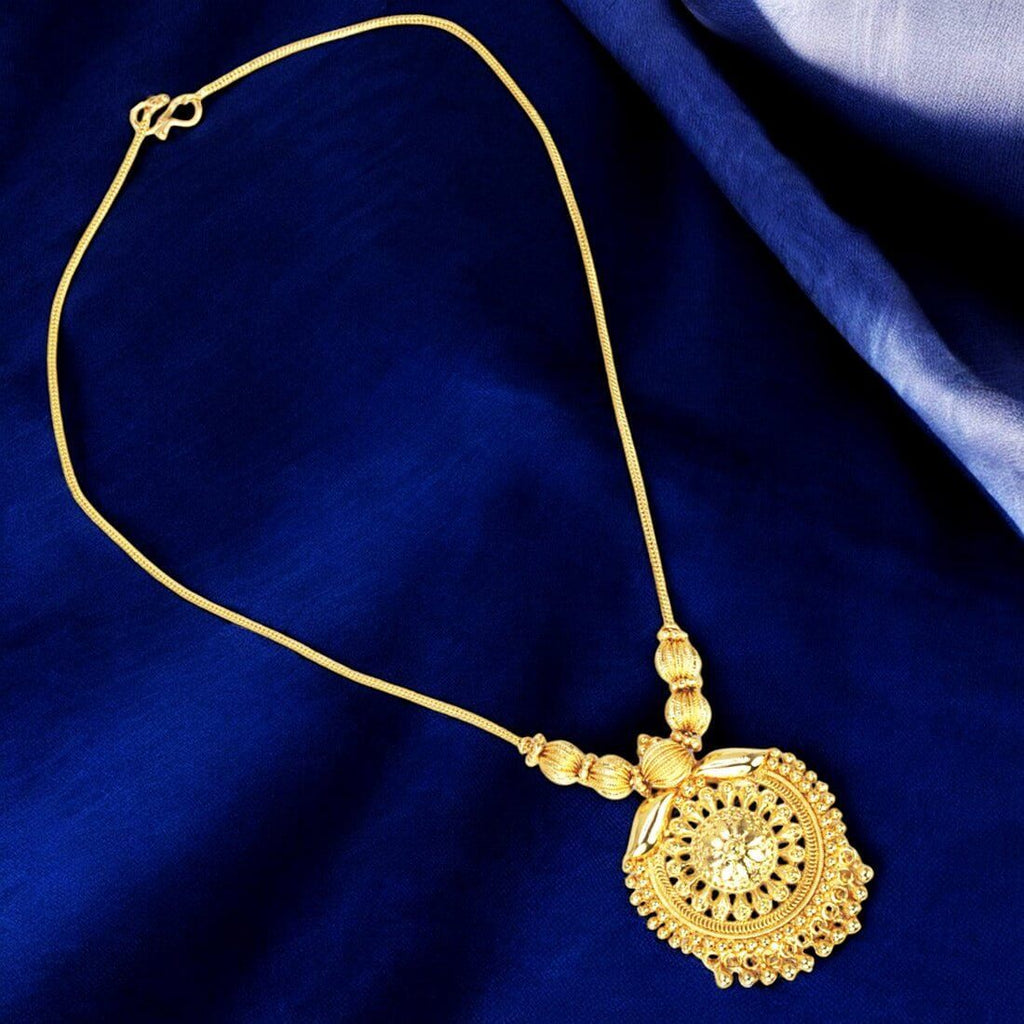 gold chain circular pendant necklace